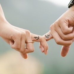 anchor-couple-fingers-38870